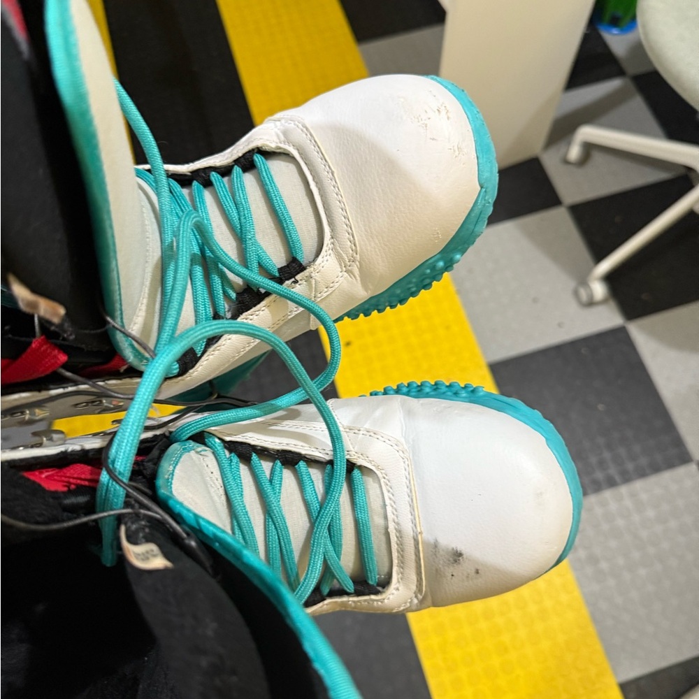 White and Teal Snowboarding Boots - Picture 8 of 12